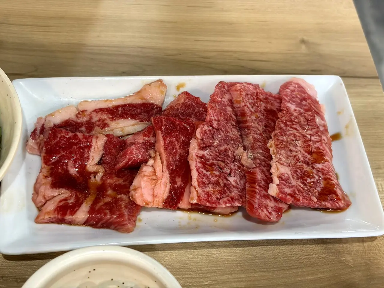 焼肉セットの肉と付け合わせ
