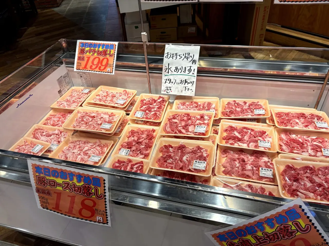 丸正精肉店の精肉販売ケース