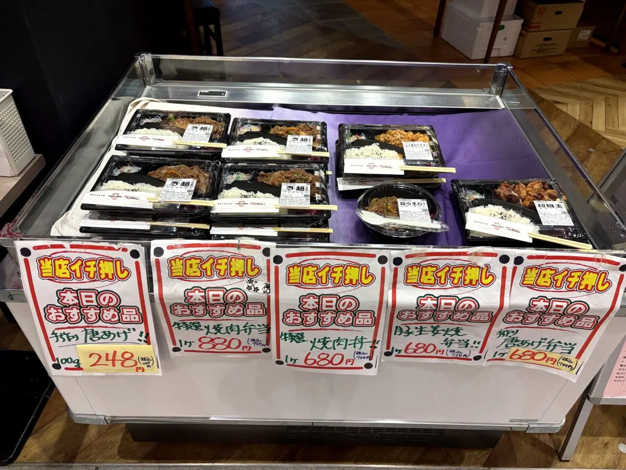 丸正精肉店の持ち帰り商品ケース