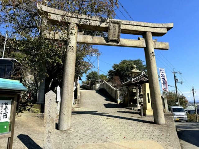 生石神社の鳥居と石の参道