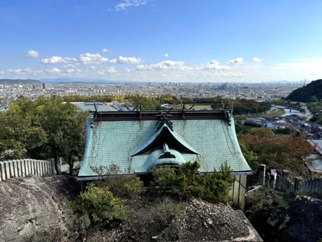 生石神社の屋根と高砂市街を見下ろす景色
