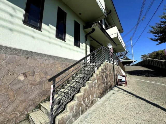 浮石資料館へ向かう階段と案内