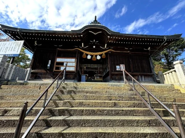 生石神社の社殿前