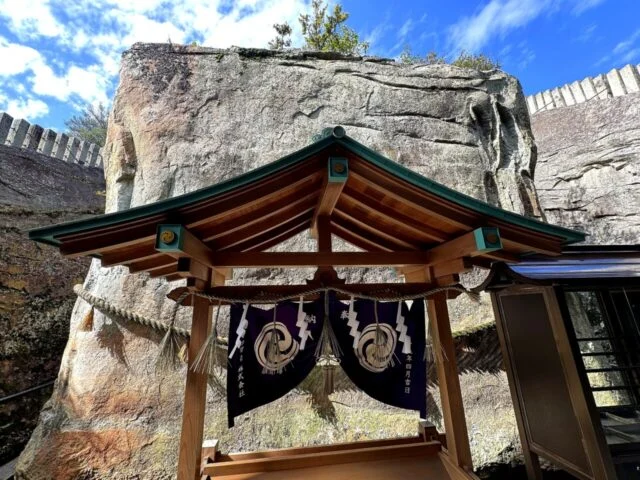 生石神社の石の宝殿と拝所