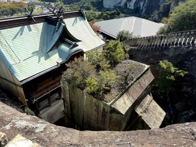 生石神社の屋根と採石場方面の眺め