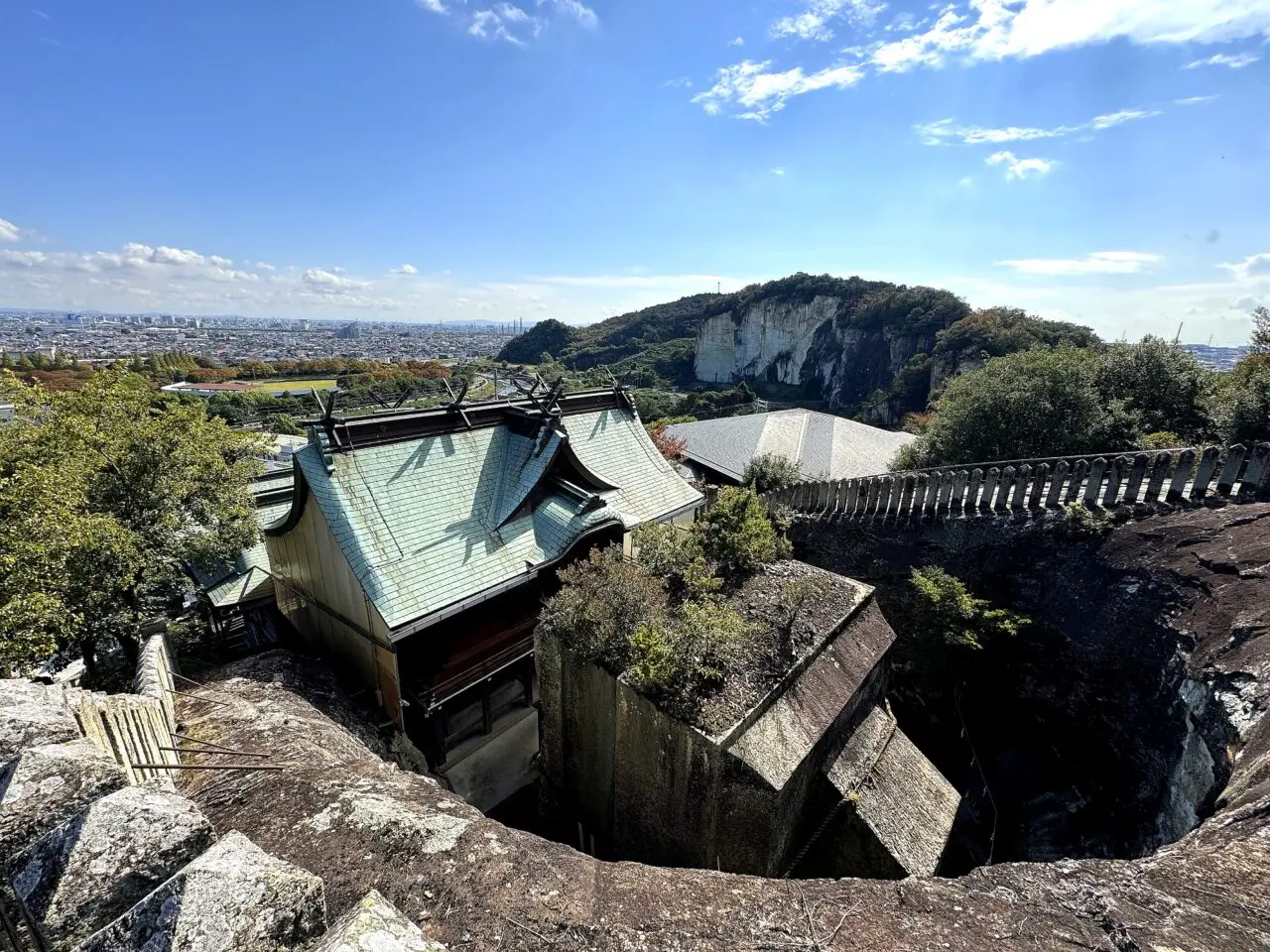 生石神社から見た社殿と高砂市街