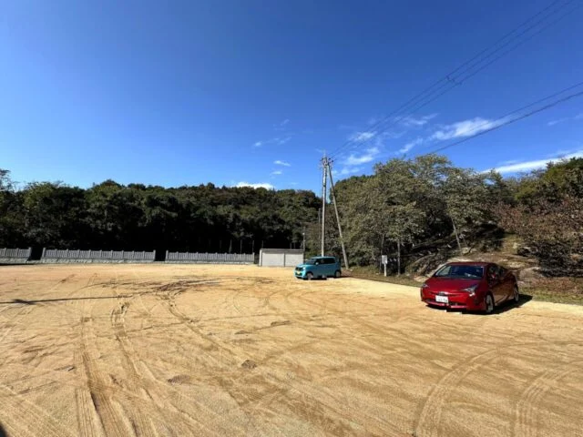 生石神社の駐車場と参道入口付近