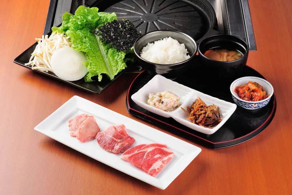 六甲山ジンギスカンパレス50周年感謝祭の公式掲載写真。ラムランチの料理を示す。