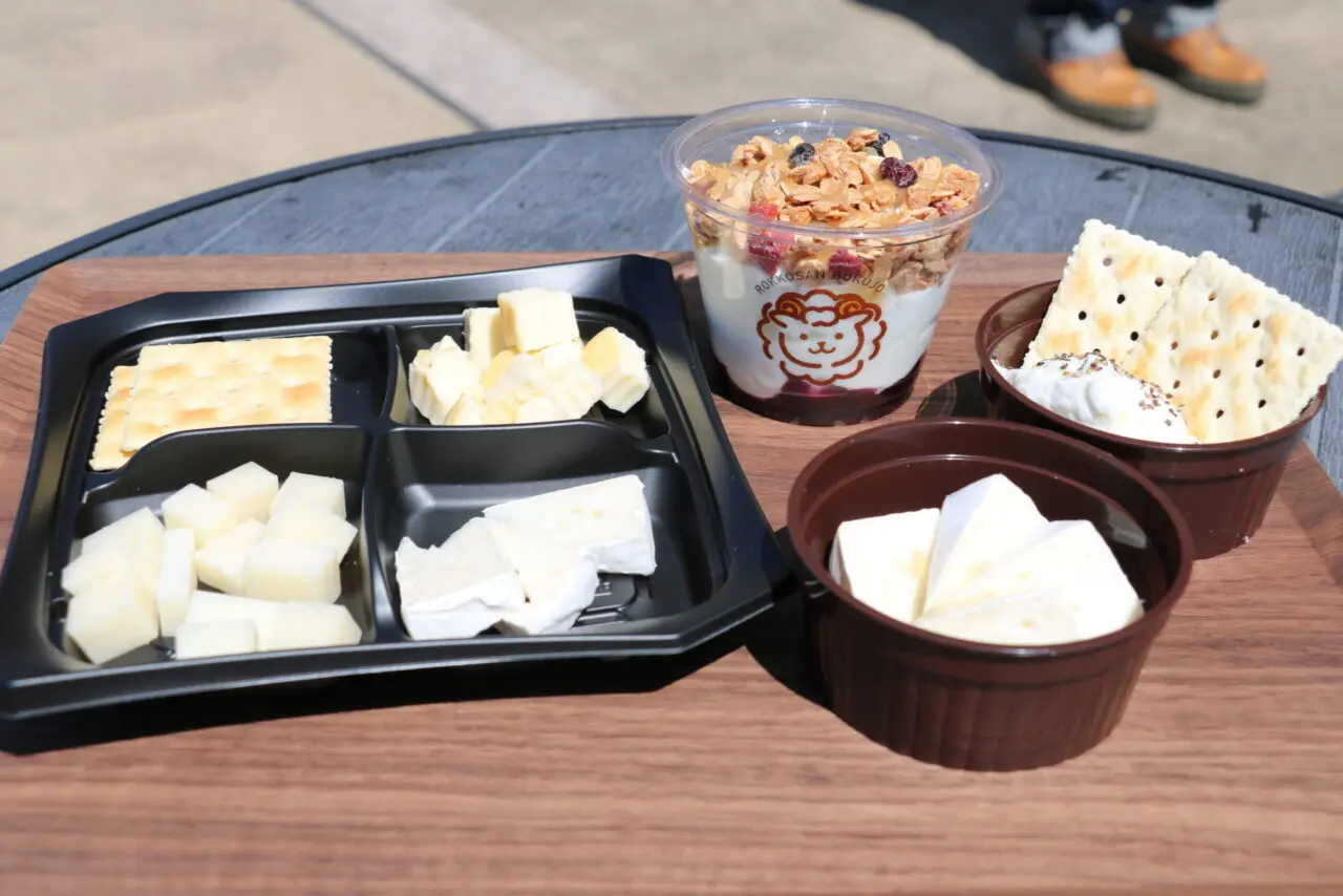 六甲山牧場のチーズ新グルメ公式掲載画像。土日祝限定メニューの案内。