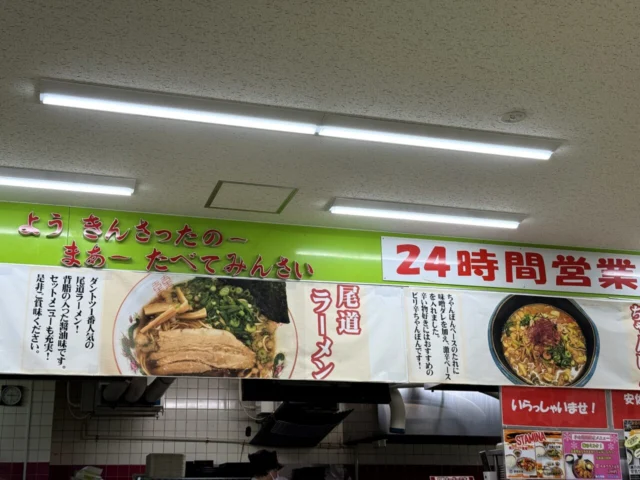安佐SA上りスナックコーナーの24時間営業表示とラーメン看板