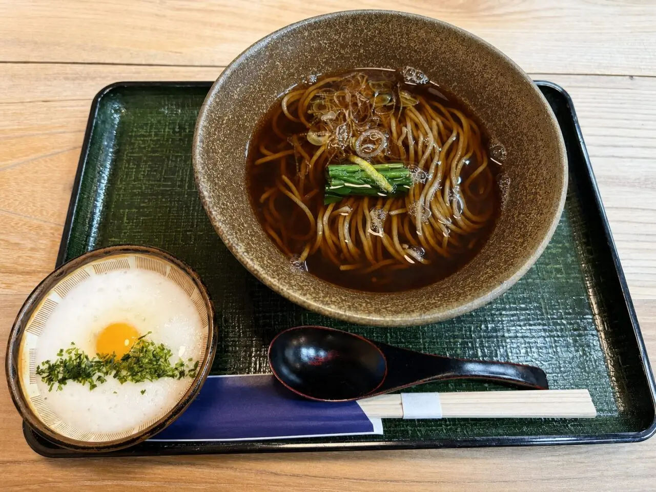 蕎麦う垣の温かい蕎麦と月見とろろ
