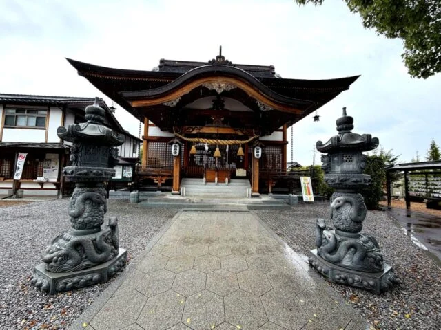 白蛇像が立つ岩國白蛇神社の拝殿前