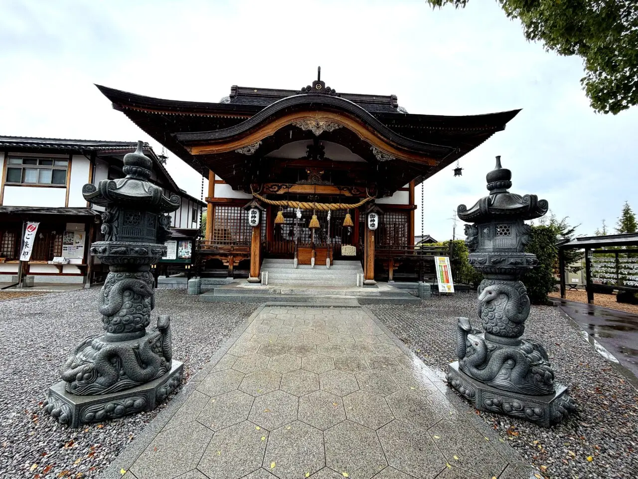 白蛇像が立つ岩國白蛇神社の拝殿前