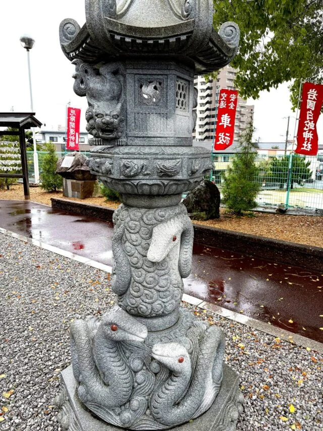 拝殿前の白蛇像