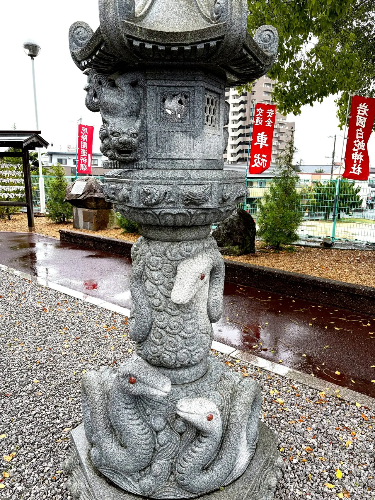 拝殿前の白蛇像