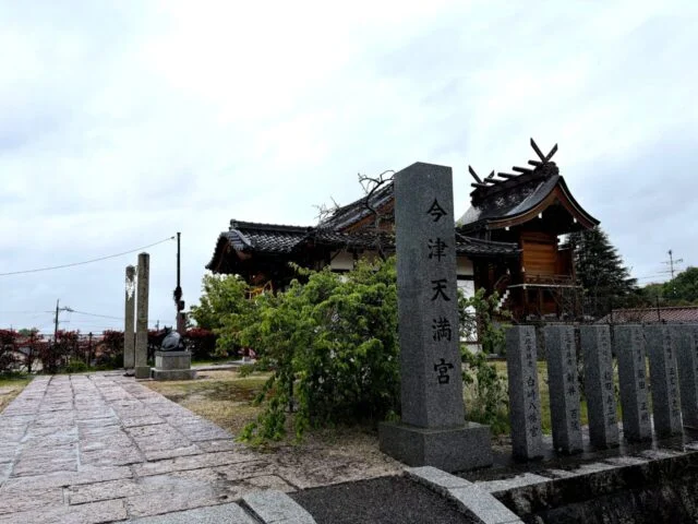 道路側から見た岩國白蛇神社