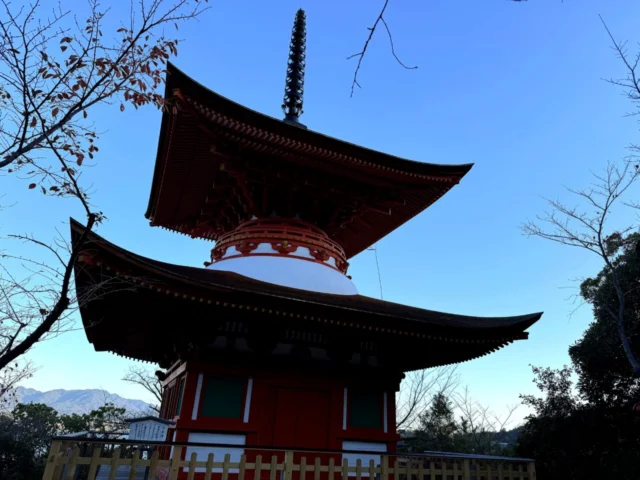 宮島 大聖院 大聖院周辺の塔と樹木