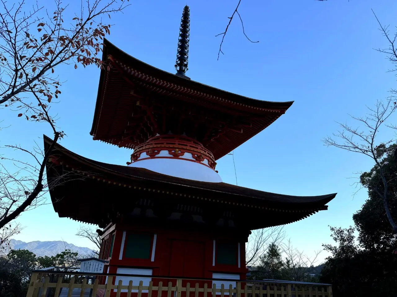 宮島 大聖院 大聖院周辺の塔と樹木