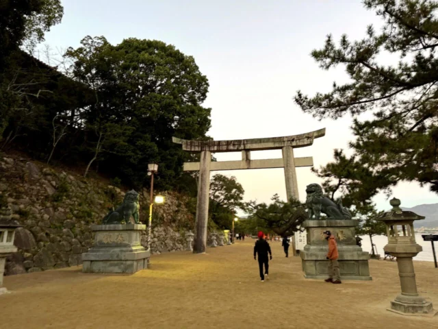 宮島 冒頭/大鳥居 宮島口側から見える大鳥居と島影