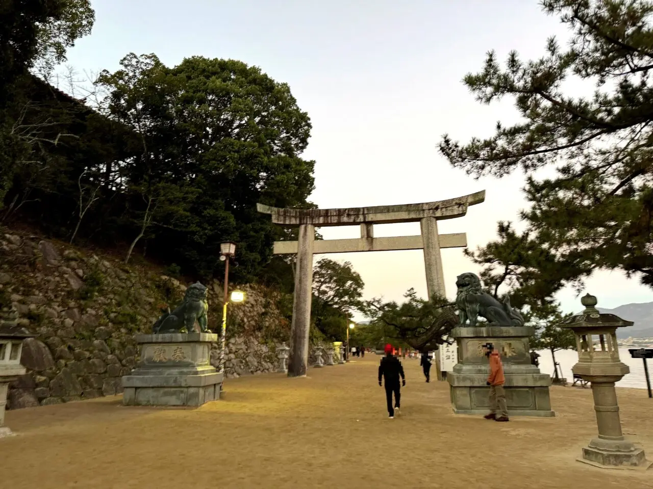 宮島 冒頭/大鳥居 宮島口側から見える大鳥居と島影