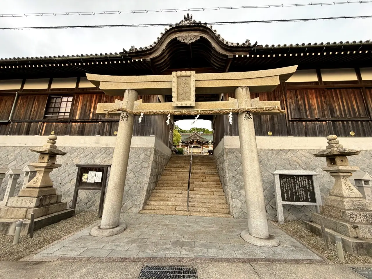 石屋神社の鳥居と拝殿へ上がる石段
