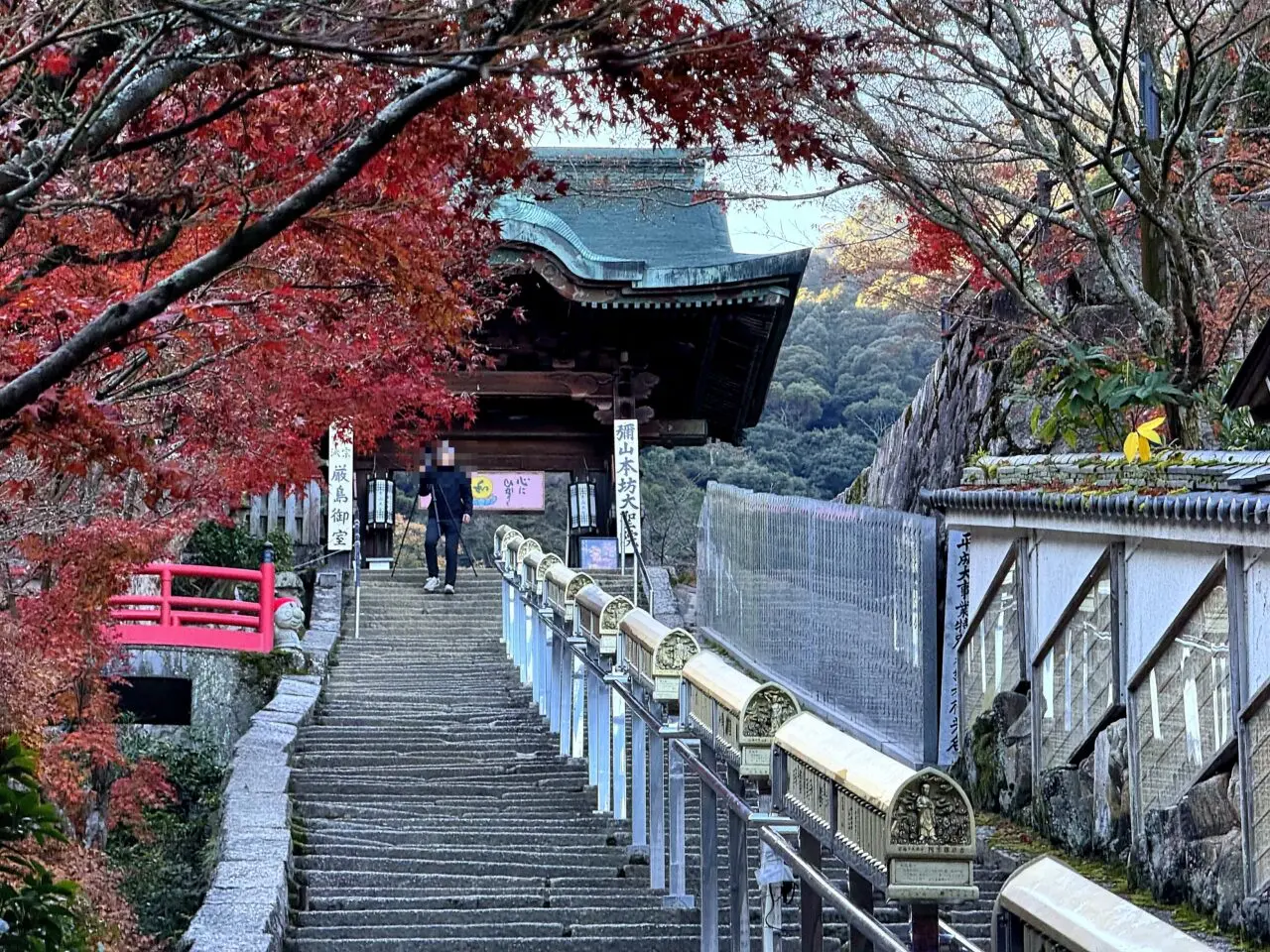 宮島 紅葉谷周辺 石段と門のある参道
