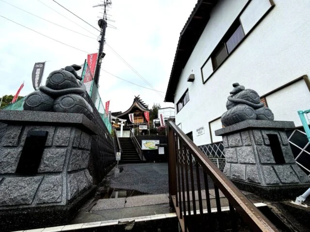 白蛇の像が並ぶ参道階段