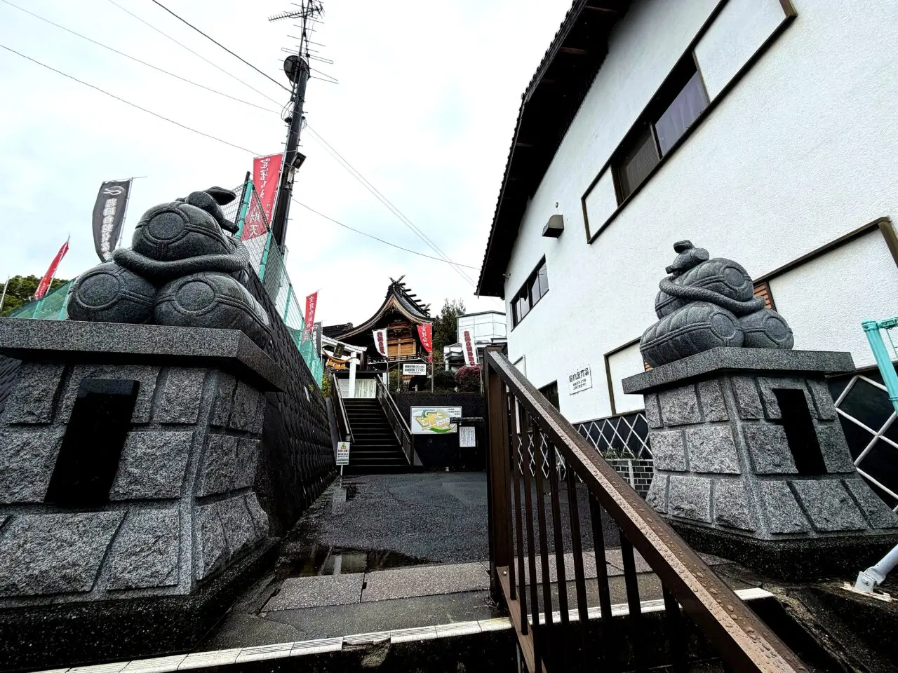 白蛇の像が並ぶ参道階段