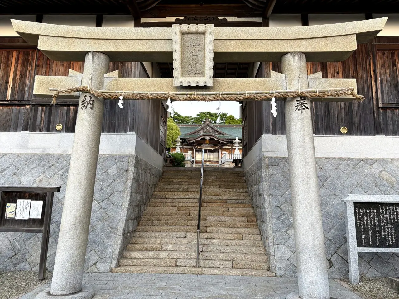 鳥居越しに見る石屋神社の参道階段