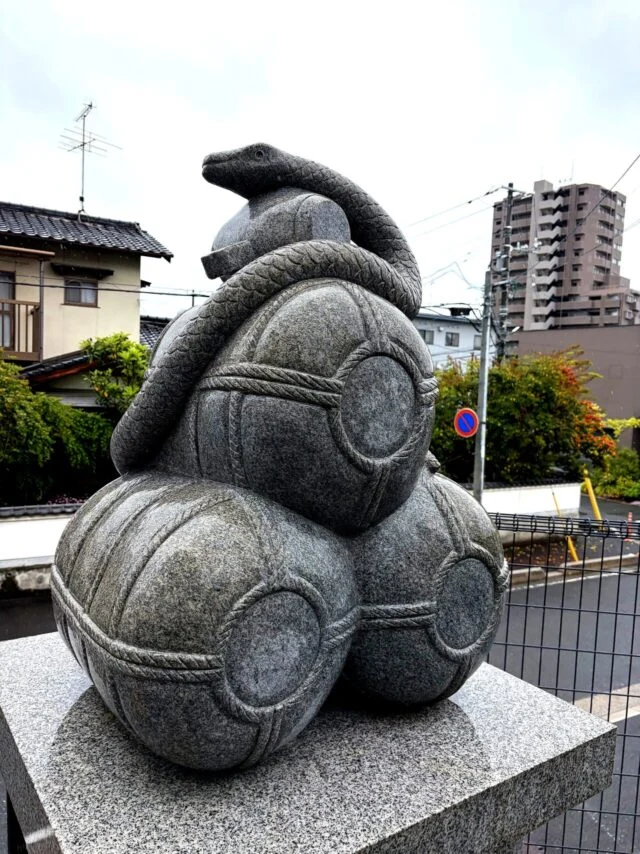 参道脇にある白蛇の石像