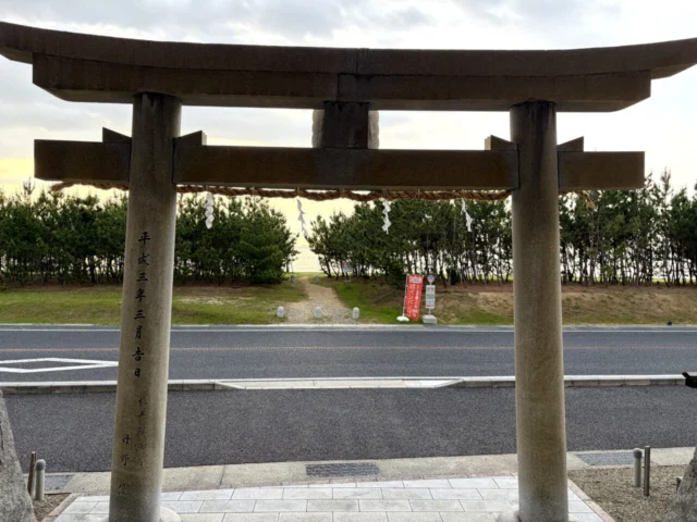 石屋神社の鳥居から道路側を見た景色