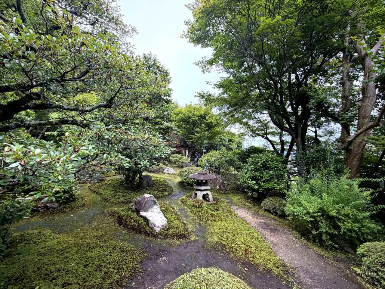 庭園の石段と散策路