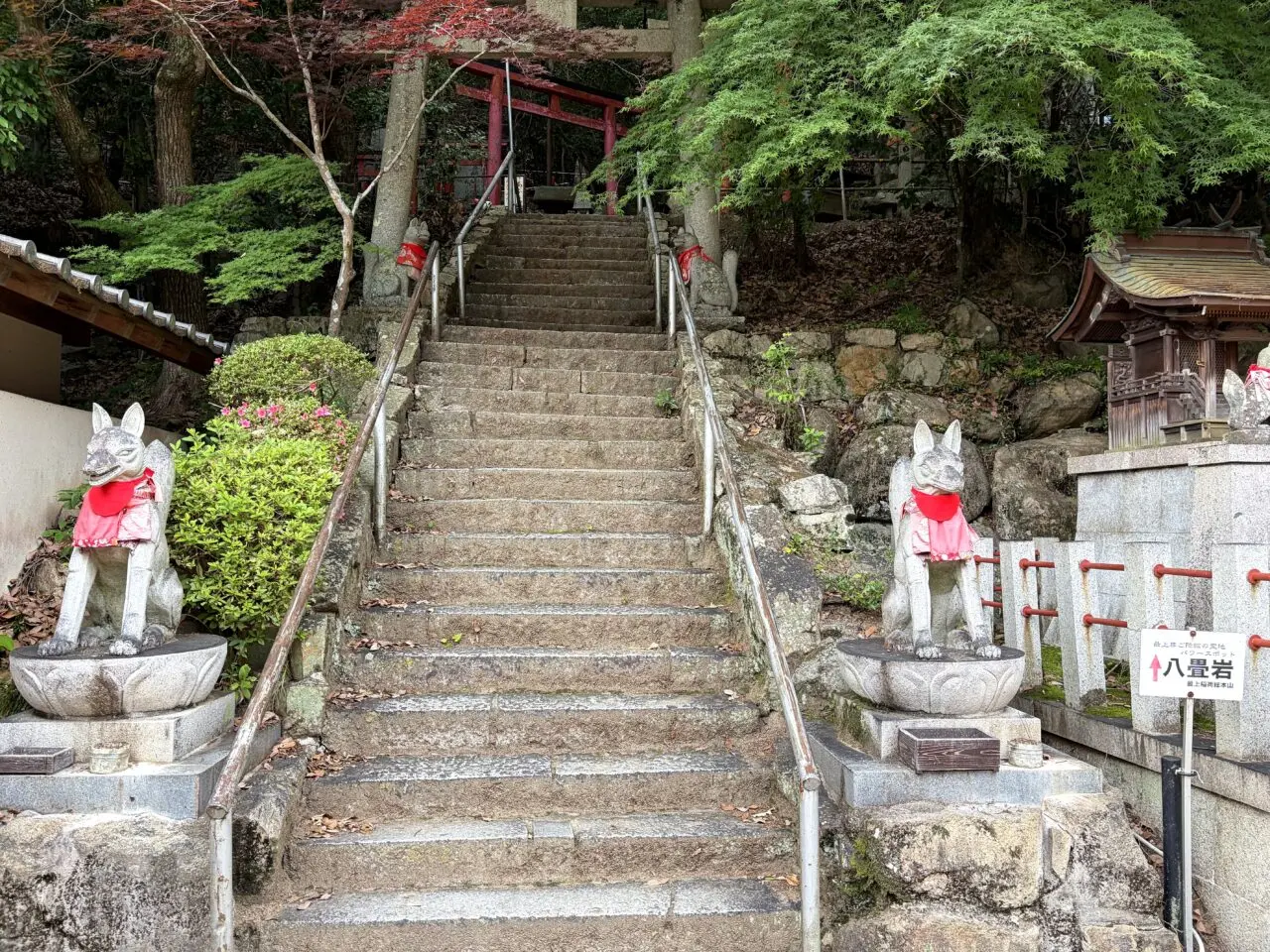 八畳岩・奥之院方面へ続く最上稲荷の石段