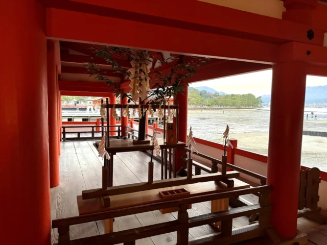 宮島 厳島神社 嚴島神社回廊から海側を見る写真