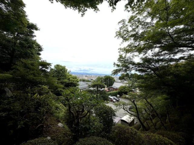 境内から見える京都方面の眺め
