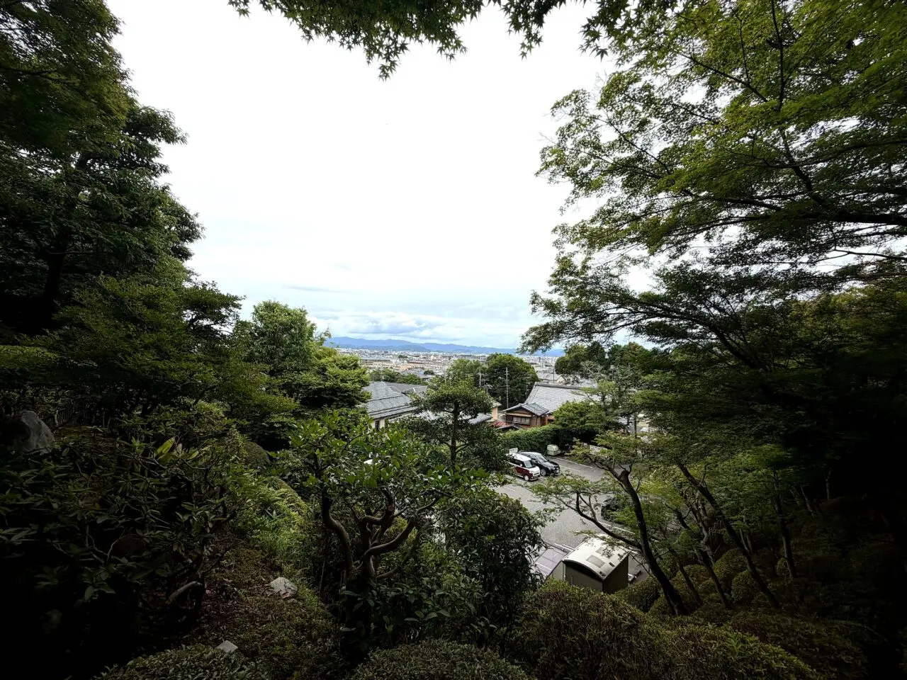 境内から見える京都方面の眺め