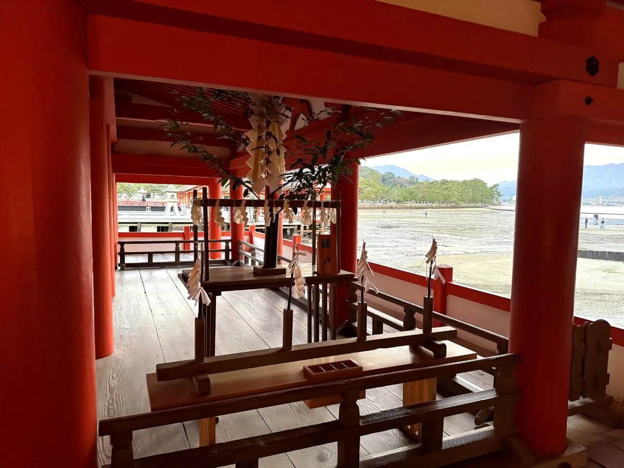 宮島 厳島神社 嚴島神社回廊から海側を見る写真