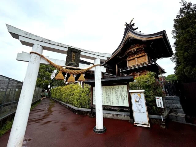 白い鳥居と岩國白蛇神社の社殿