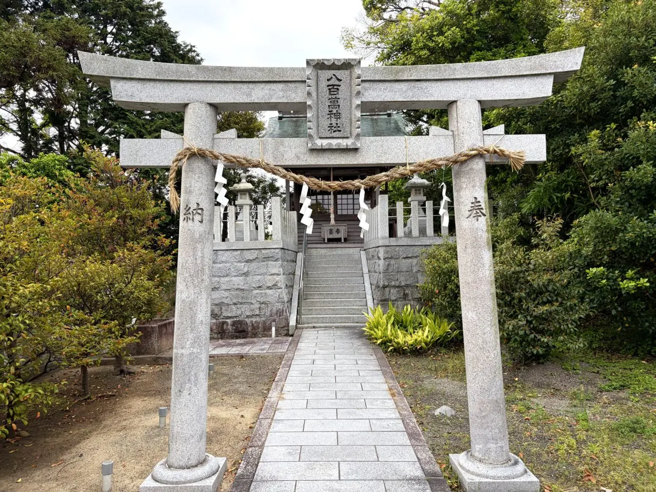 石屋神社境内社へ向かう鳥居