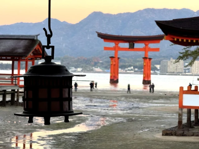 宮島 厳島神社 社殿側から大鳥居を見る写真