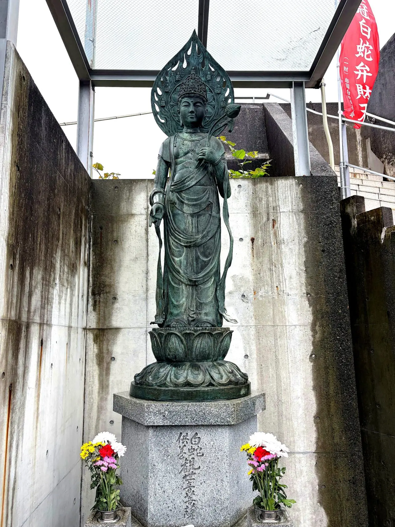 境内にある小さな石像
