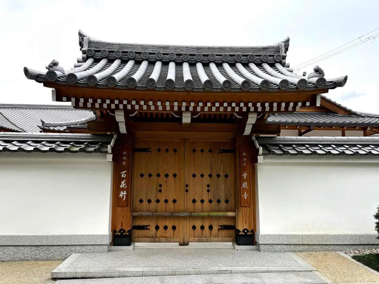 鈴虫寺の山門