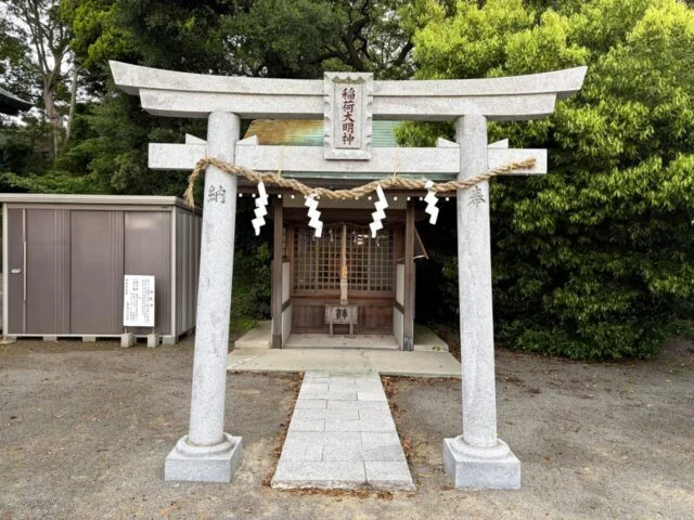 石屋神社境内社の鳥居と社殿