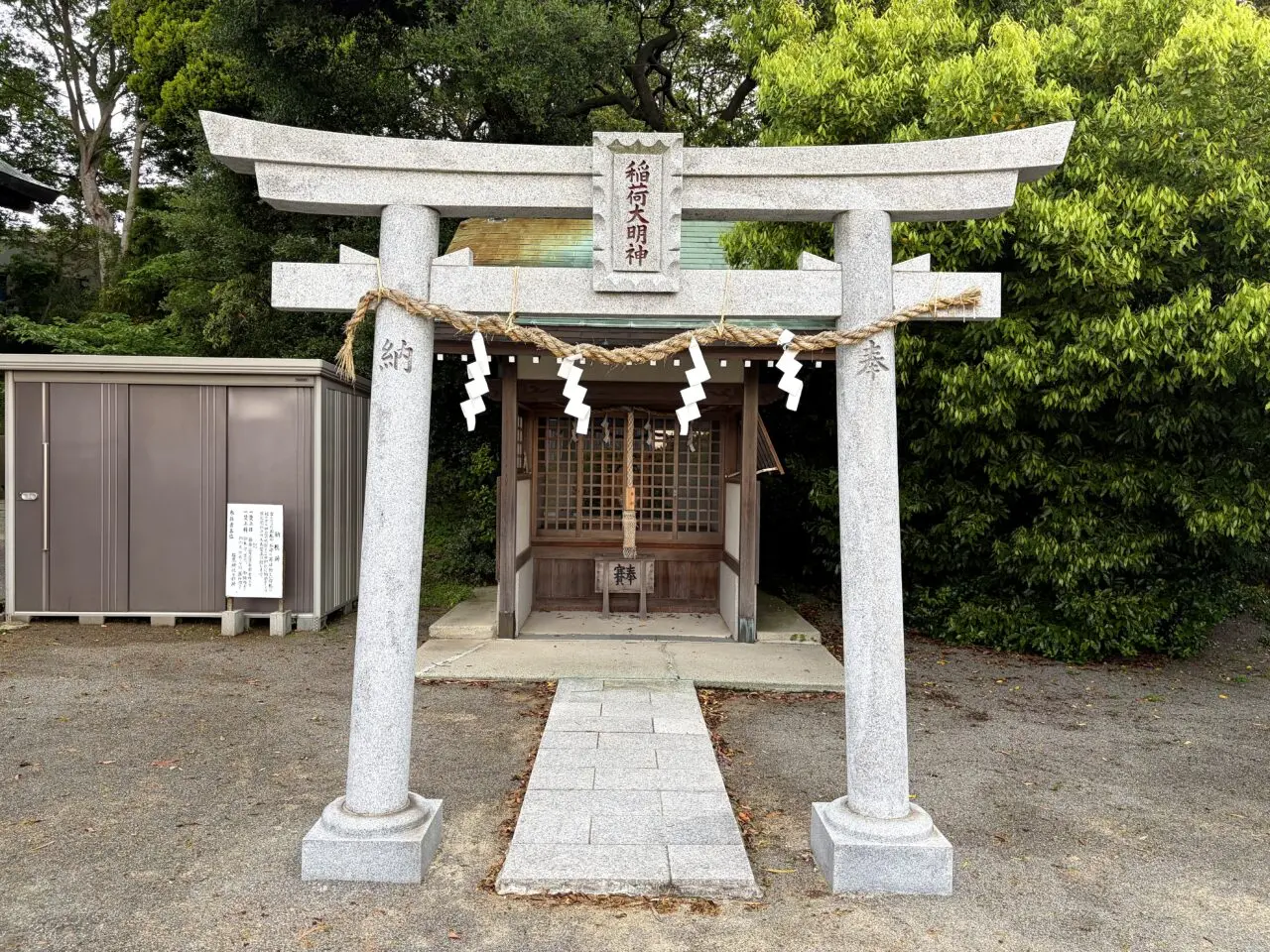 石屋神社境内社の鳥居と社殿