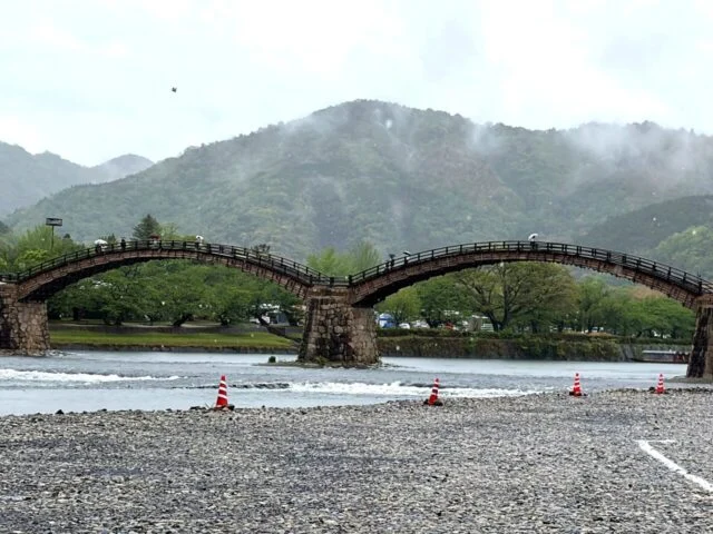 錦帯橋と周辺の山並み
