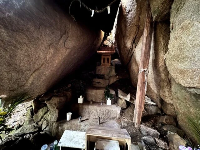 六甲比命大善神社の磐座の間に祀られた祠