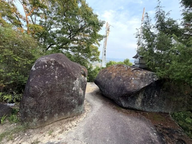 大きな岩の間を進む八畳岩方面の道