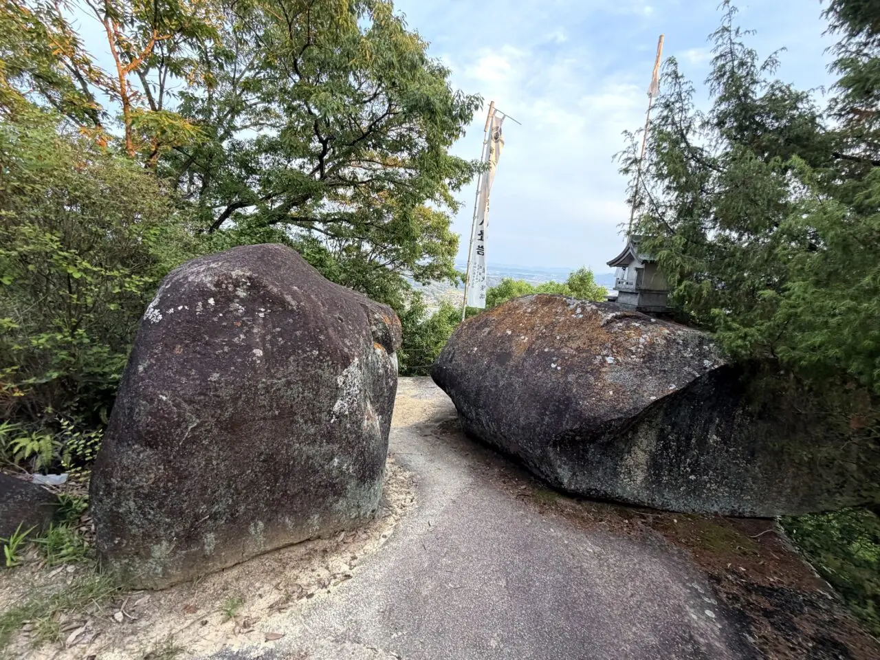 大きな岩の間を進む八畳岩方面の道