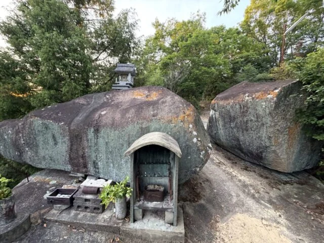 八畳岩方面の岩場と小さな祠