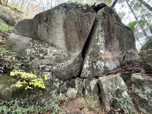 六甲比命大善神社の境内にある大きな磐座